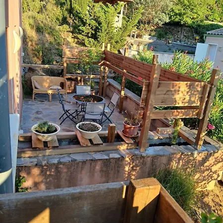 Avec Piscine, Entre Terre Et Villa *