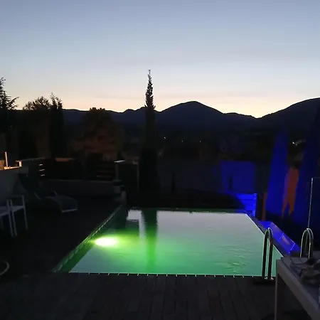 Avec Piscine, Entre Terre Et *