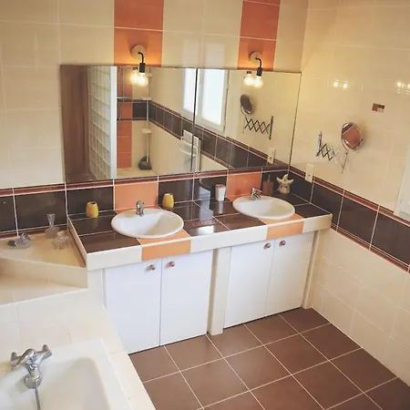 Avec Piscine, Entre Terre Et Villa