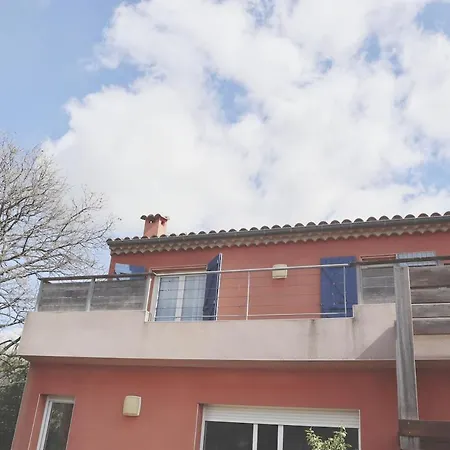 Avec Piscine, Entre Terre Et Villa *